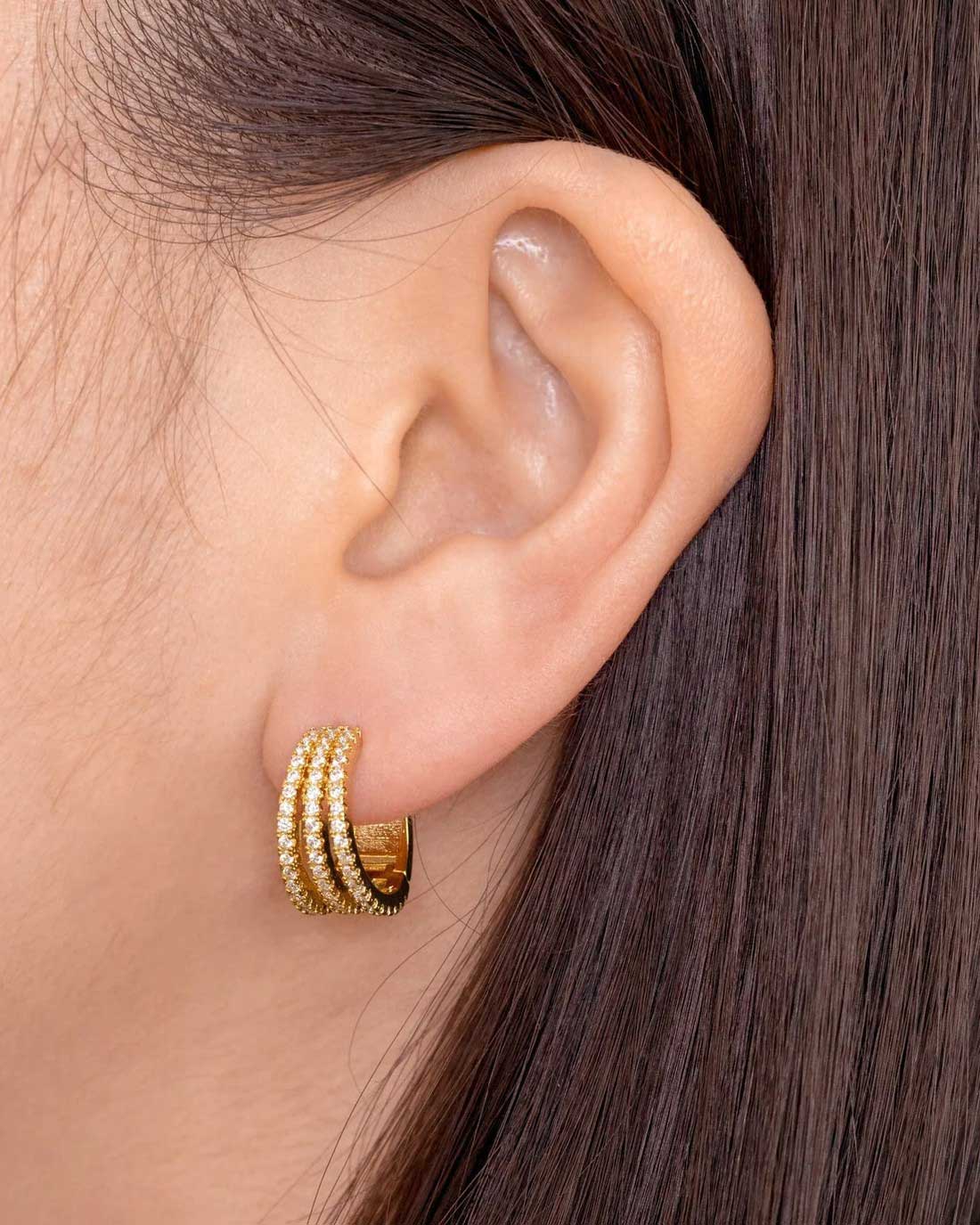 oman wearing exquisite luxury gold crystal zircon hoop earrings, showing Korean fashion style in Pakistan
